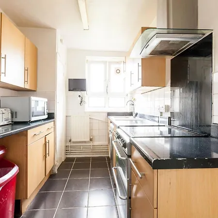 2 Bedroom Flat In Good Value Location Apartment