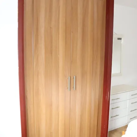 2 Bedroom Flat In Good Value Location Apartment London