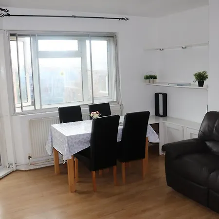 Apartment 2 Bedroom Flat In Good Value Location *