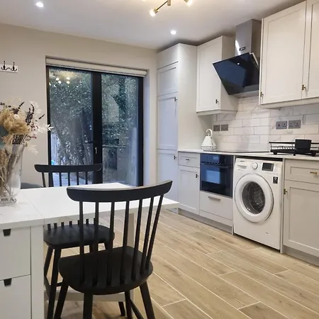Beautiful Newly Renovated Flat In Orpington *