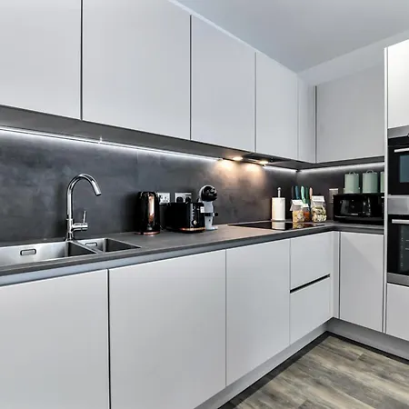 Apartment Stylish 2-bd For Trendy Urban Travelers - Sleeps 5 *