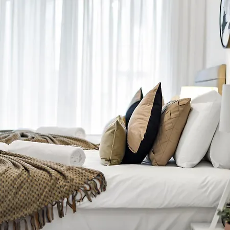 Stylish 2-bd For Trendy Urban Travelers - Sleeps 5 Apartment