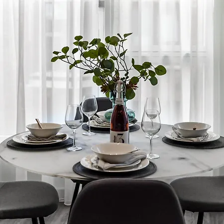 Stylish 2-bd For Trendy Urban Travelers - Sleeps 5 *