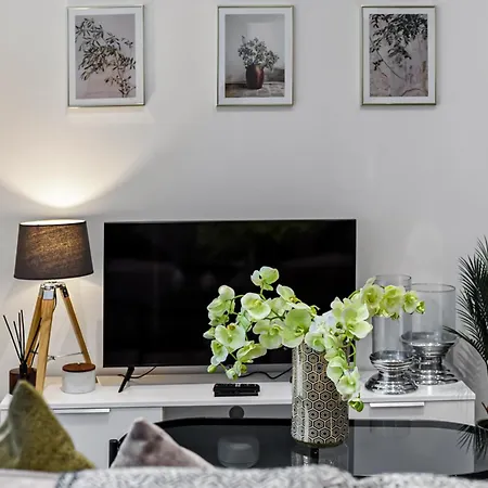 Stylish 2-bd For Trendy Urban Travelers - Sleeps 5 Apartment