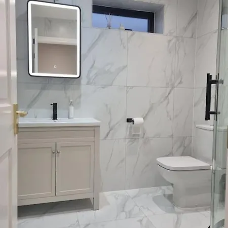 Beautiful Newly Renovated Flat In Orpington Apartment *
