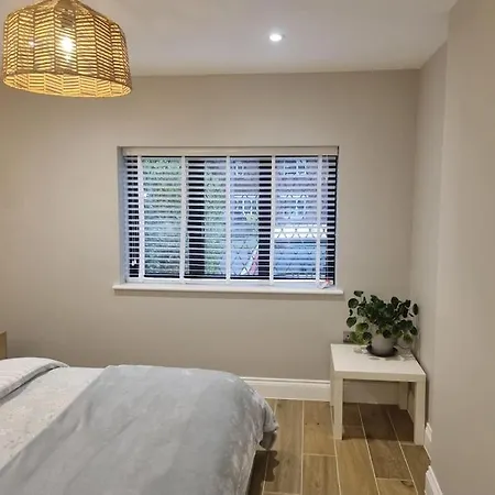 Beautiful Newly Renovated Flat In Orpington * Chelsfield