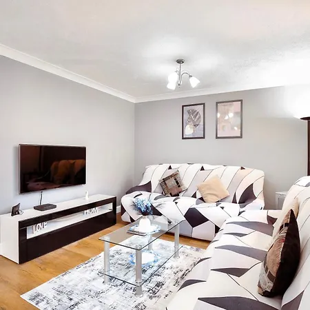 Cosy 4 Bed With Garden & Driveway Parking *