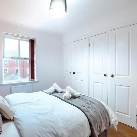 Apartment Cosy 4 Bed With Garden & Driveway Parking *