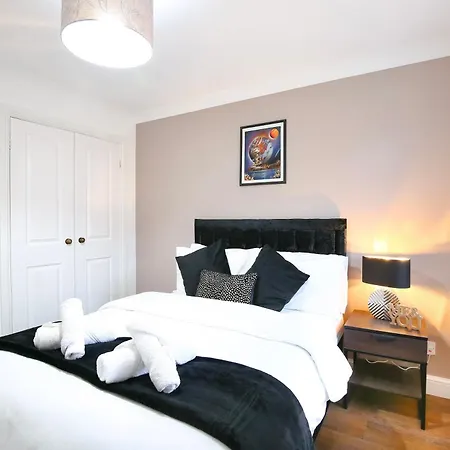 Cosy 4 Bed With Garden & Driveway Parking Apartment