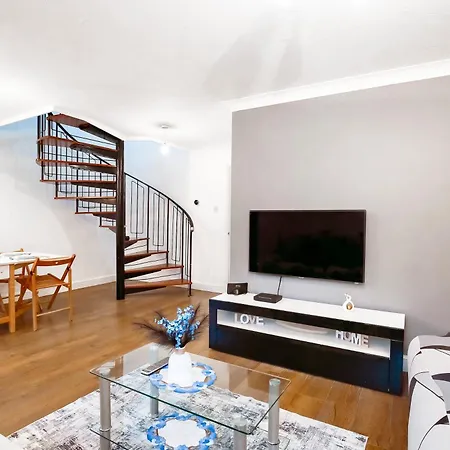 Cosy 4 Bed With Garden & Driveway Parking Apartment Wimbledon