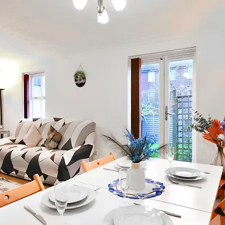 Cosy 4 Bed With Garden & Driveway Parking *