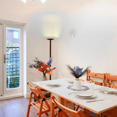 Apartment Cosy 4 Bed With Garden & Driveway Parking