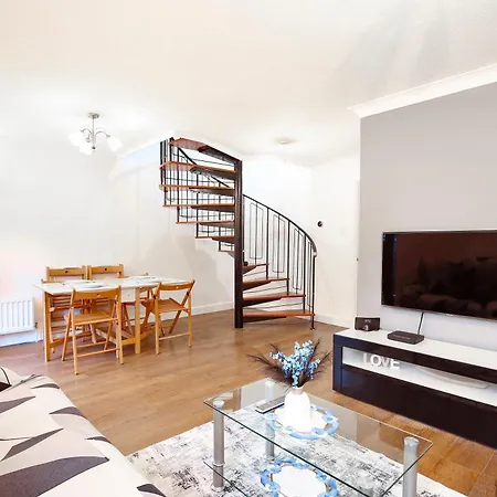 Cosy 4 Bed With Garden & Driveway Parking Apartment *
