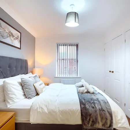 Cosy 4 Bed With Garden & Driveway Parking *