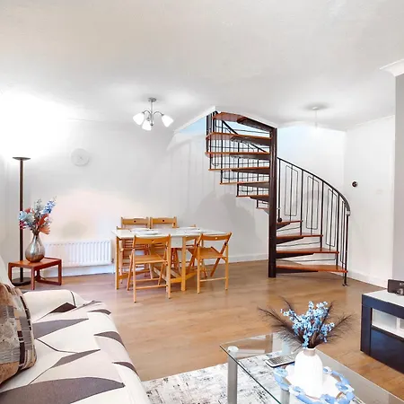 Cosy 4 Bed With Garden & Driveway Parking * Wimbledon