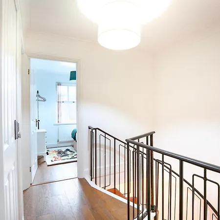 Cosy 4 Bed With Garden & Driveway Parking
