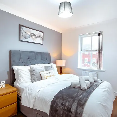 Apartment Cosy 4 Bed With Garden & Driveway Parking *