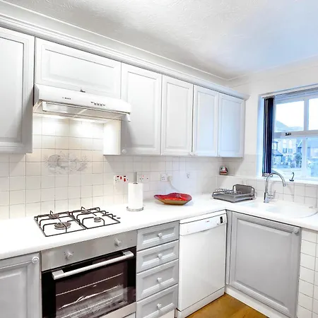 Cosy 4 Bed With Garden & Driveway Parking Apartment Wimbledon