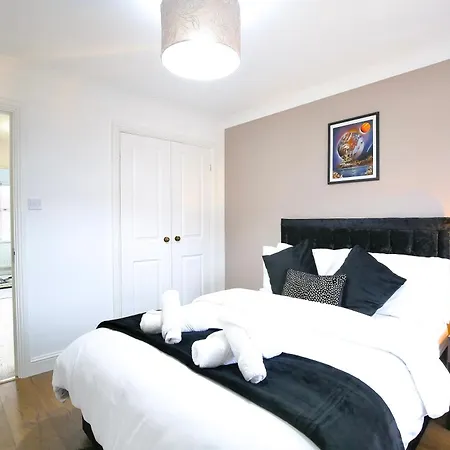Cosy 4 Bed With Garden & Driveway Parking Wimbledon
