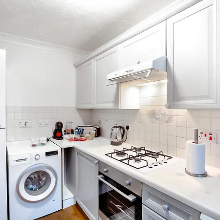 Apartment Cosy 4 Bed With Garden & Driveway Parking