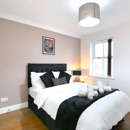 Cosy 4 Bed With Garden & Driveway Parking Apartment *