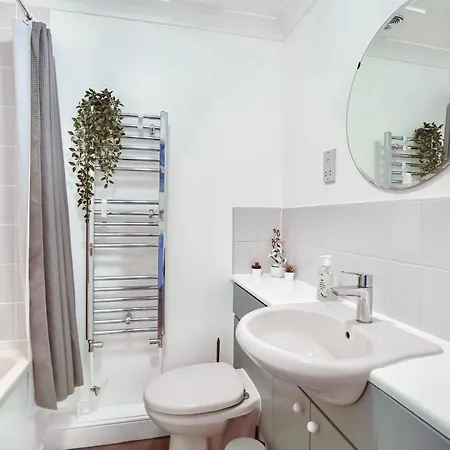 Cosy 4 Bed With Garden & Driveway Parking Apartment Wimbledon