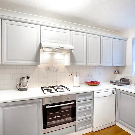 Apartment Cosy 4 Bed With Garden & Driveway Parking
