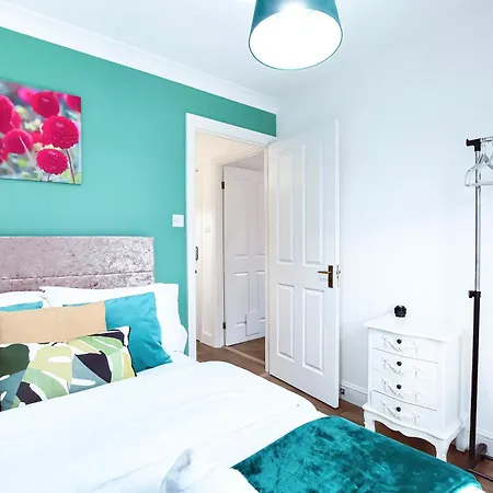 Apartment Cosy 4 Bed With Garden & Driveway Parking *