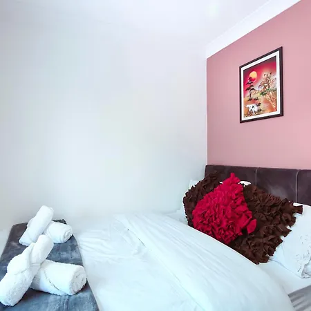 Apartment Cosy 4 Bed With Garden & Driveway Parking