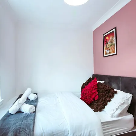 Cosy 4 Bed With Garden & Driveway Parking Apartment Wimbledon