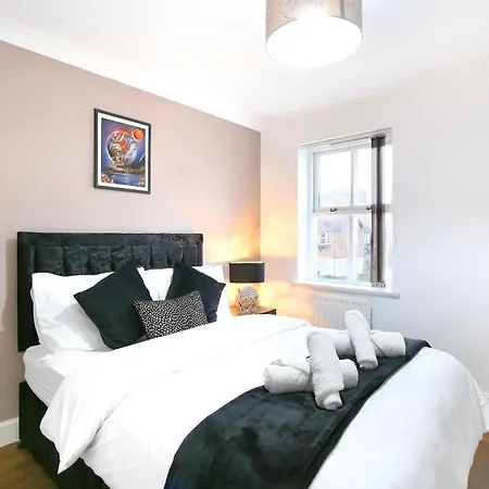 Cosy 4 Bed With Garden & Driveway Parking Apartment Wimbledon