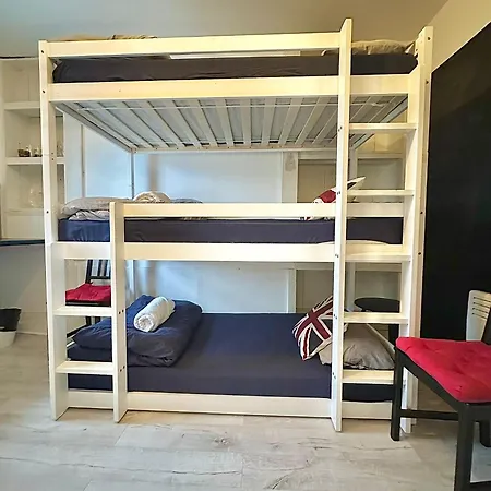 81 Guest house *