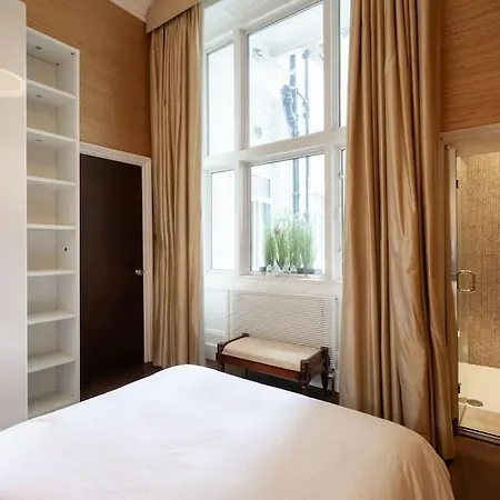 Super Knightsbridge 2 Bed Gound Floor Apartment London