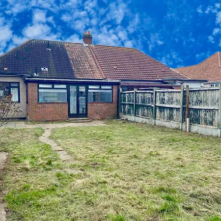 Beautiful With Large Driveway And Garden * Belvedere