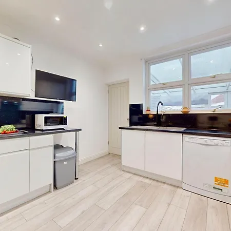 Beautiful With Large Driveway And Garden 度假居