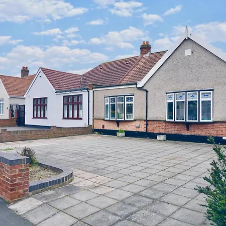 Beautiful With Large Driveway And Garden 度假居 *