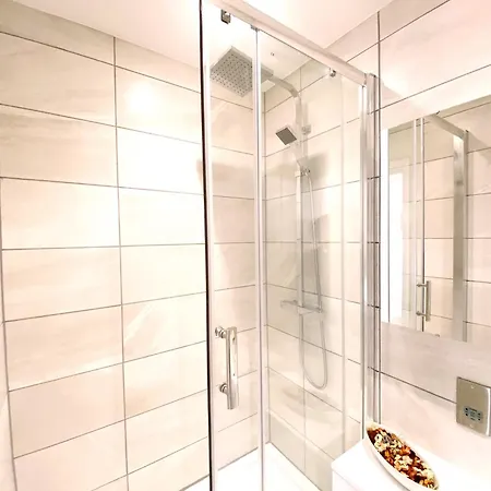 A Brand New Flat With 3 Bedrooms & 3 Baths In Zone 1 Angel For Max 9 Ppl