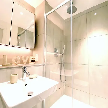 A Brand New Flat With 3 Bedrooms & 3 Baths In Zone 1 Angel For Max 9 Ppl *