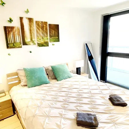A Brand New Flat With 3 Bedrooms & 3 Baths In Zone 1 Angel For Max 9 Ppl Homestay
