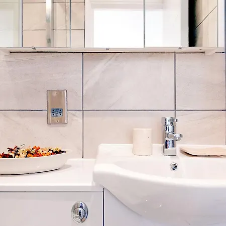 Homestay A Brand New Flat With 3 Bedrooms & 3 Baths In Zone 1 Angel For Max 9 Ppl