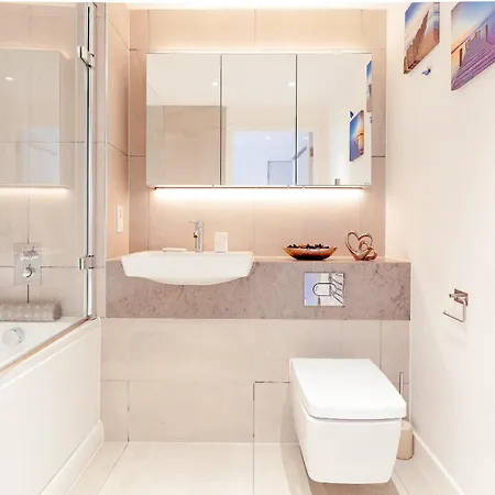 A Brand New Flat With 3 Bedrooms & 3 Baths In Zone 1 Angel For Max 9 Ppl Homestay *