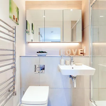A Brand New Flat With 3 Bedrooms & 3 Baths In Zone 1 Angel For Max 9 Ppl Homestay