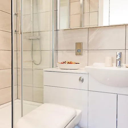 A Brand New Flat With 3 Bedrooms & 3 Baths In Zone 1 Angel For Max 9 Ppl