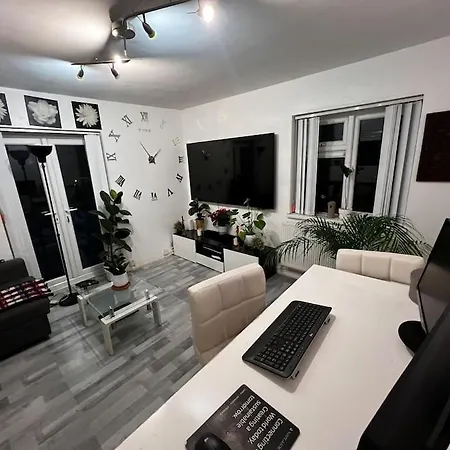 Apartment 1-bed Flat With Fast Wi-fi In Prime Location 15mins From