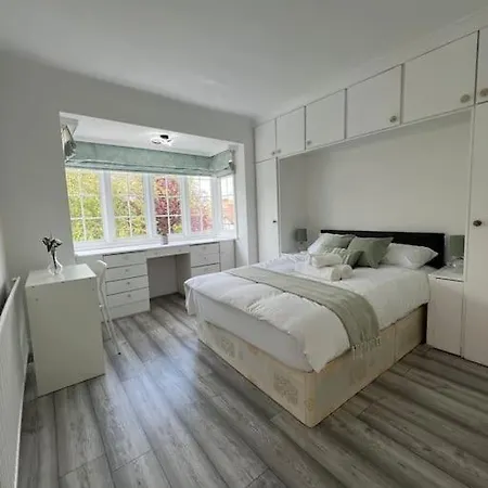 4 Bedroom Semi Detached House London Holiday home