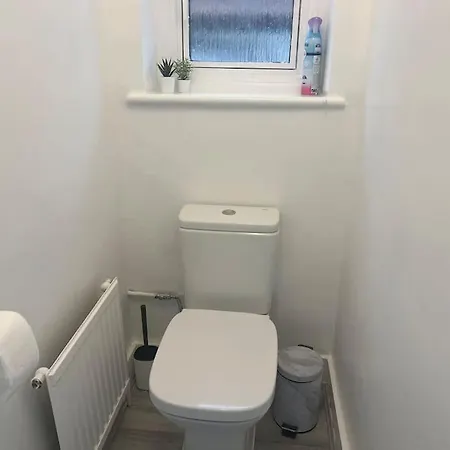 4 Bedroom Semi Detached House London Holiday home Edgware