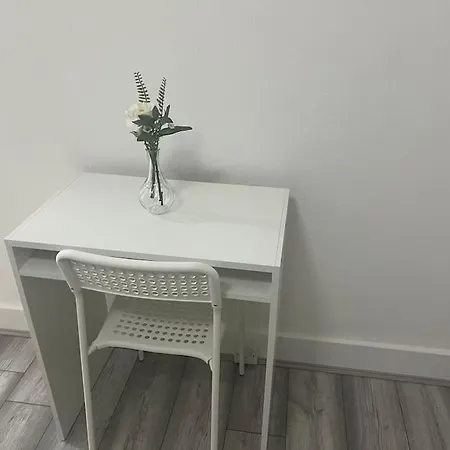 Holiday home 4 Bedroom Semi Detached House London Edgware