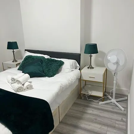 4 Bedroom Semi Detached House London