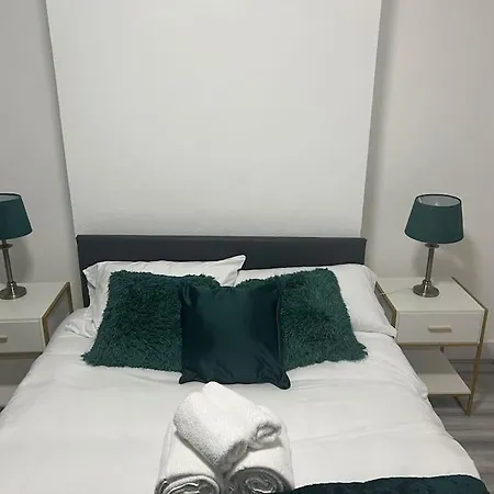 4 Bedroom Semi Detached House London *