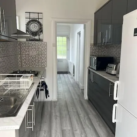 4 Bedroom Semi Detached House London Edgware